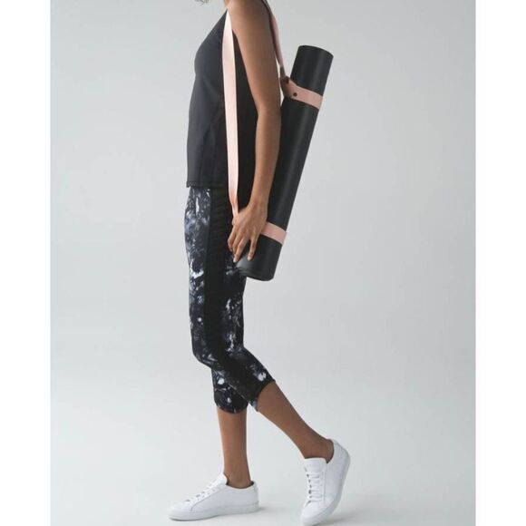 LULULEMON ATHLETICA Sunshine Salutation Crop (Full On Luxtreme) Size 6 - Picture 3 of 10